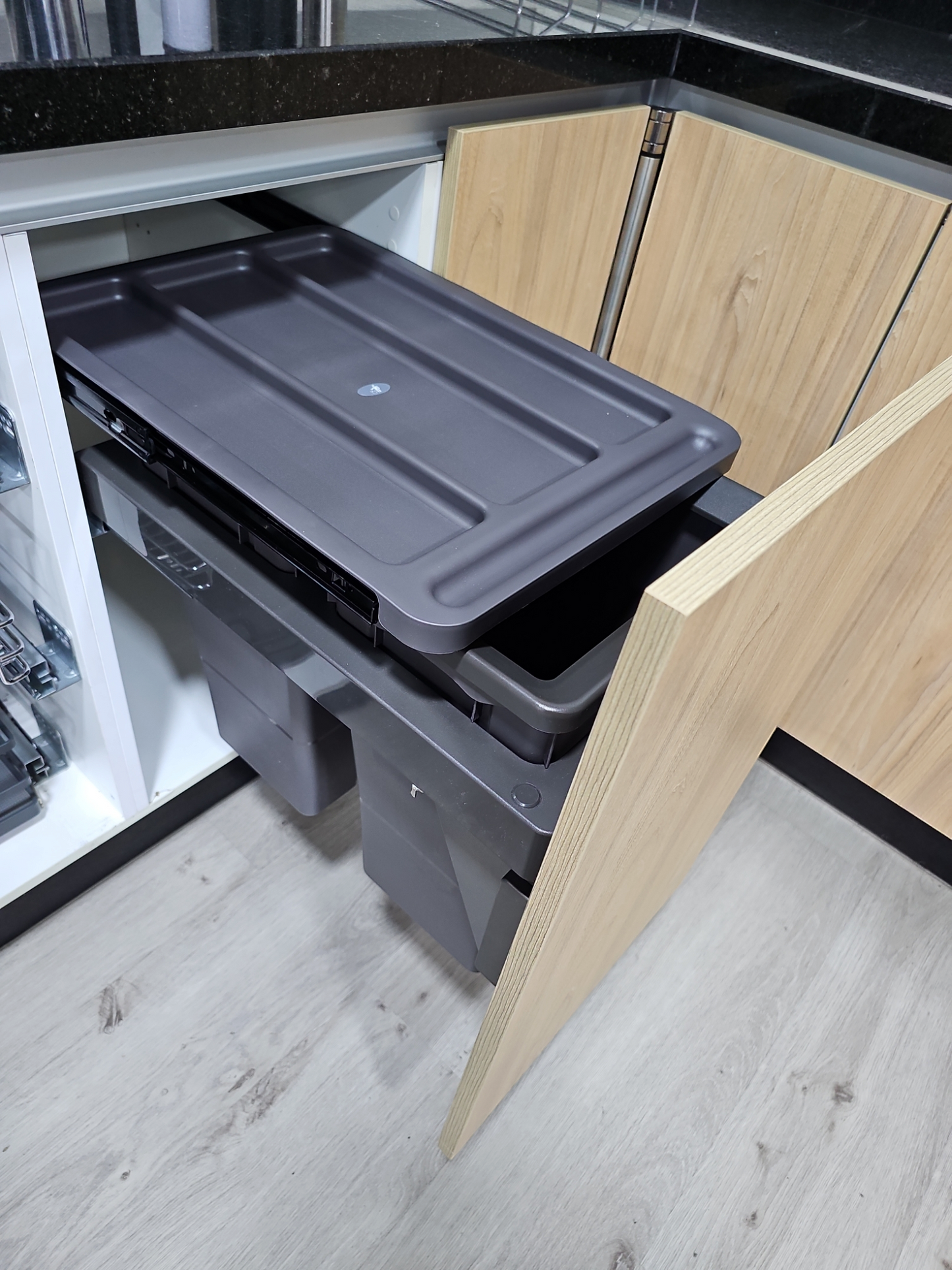 Basurero Reciclaje 2 contenedores antracita (36 litros) FRENTE DE MADERA