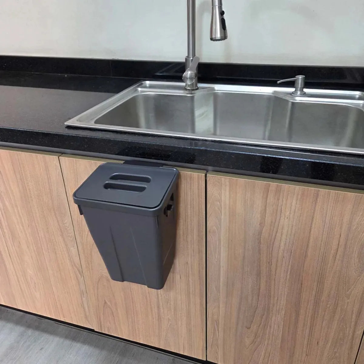 Basurero colgante con tapa desmontable (6 litros)