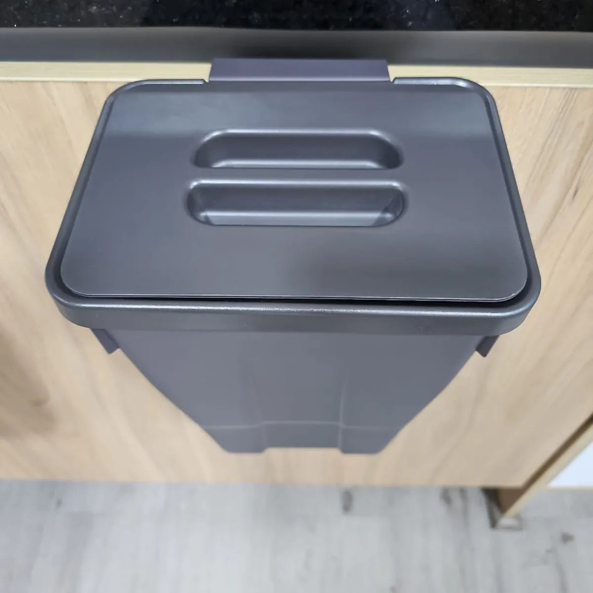 Basurero colgante con tapa desmontable (6 litros)