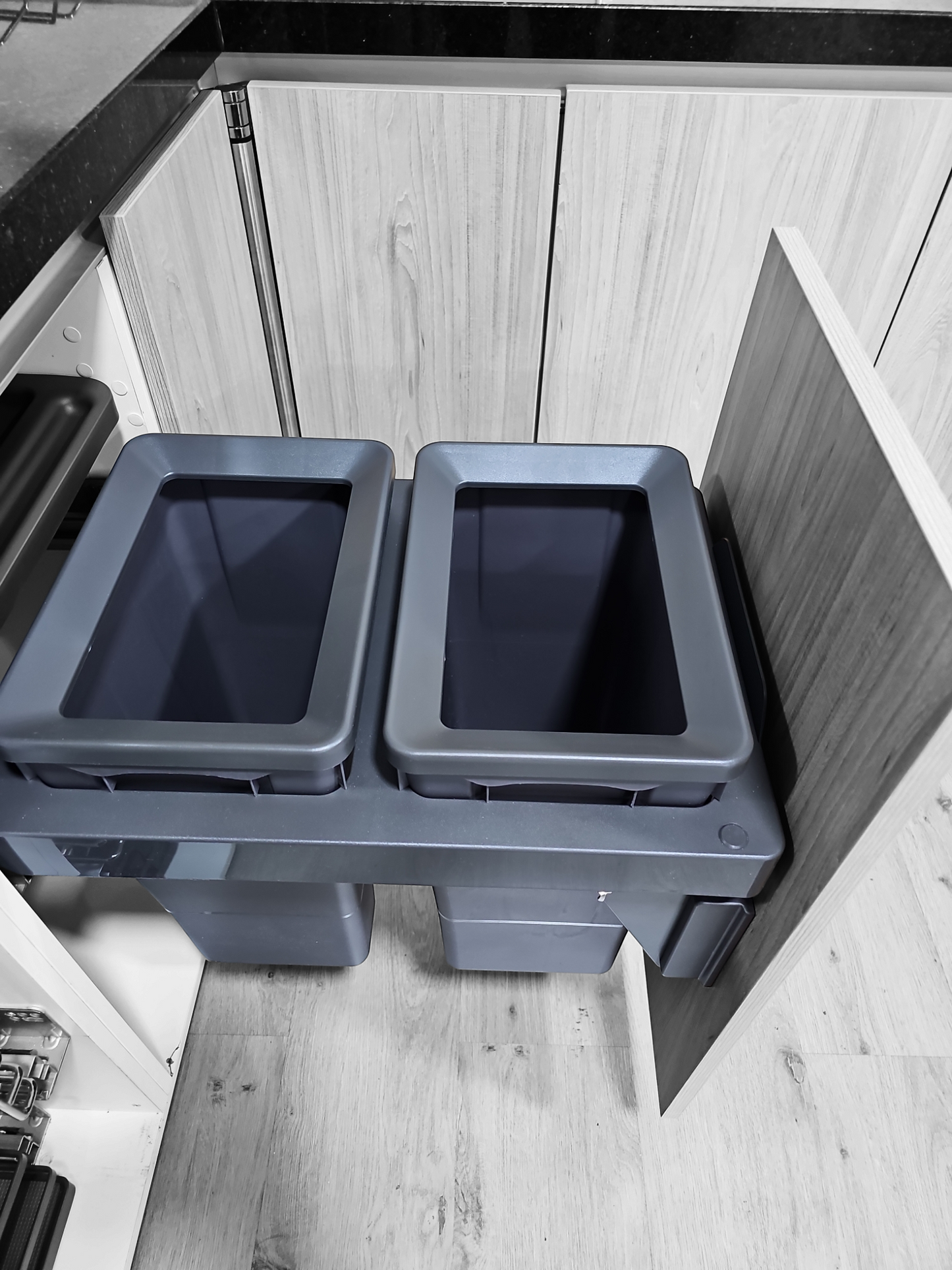 Basurero Reciclaje 2 contenedores antracita (36 litros) FRENTE DE MADERA