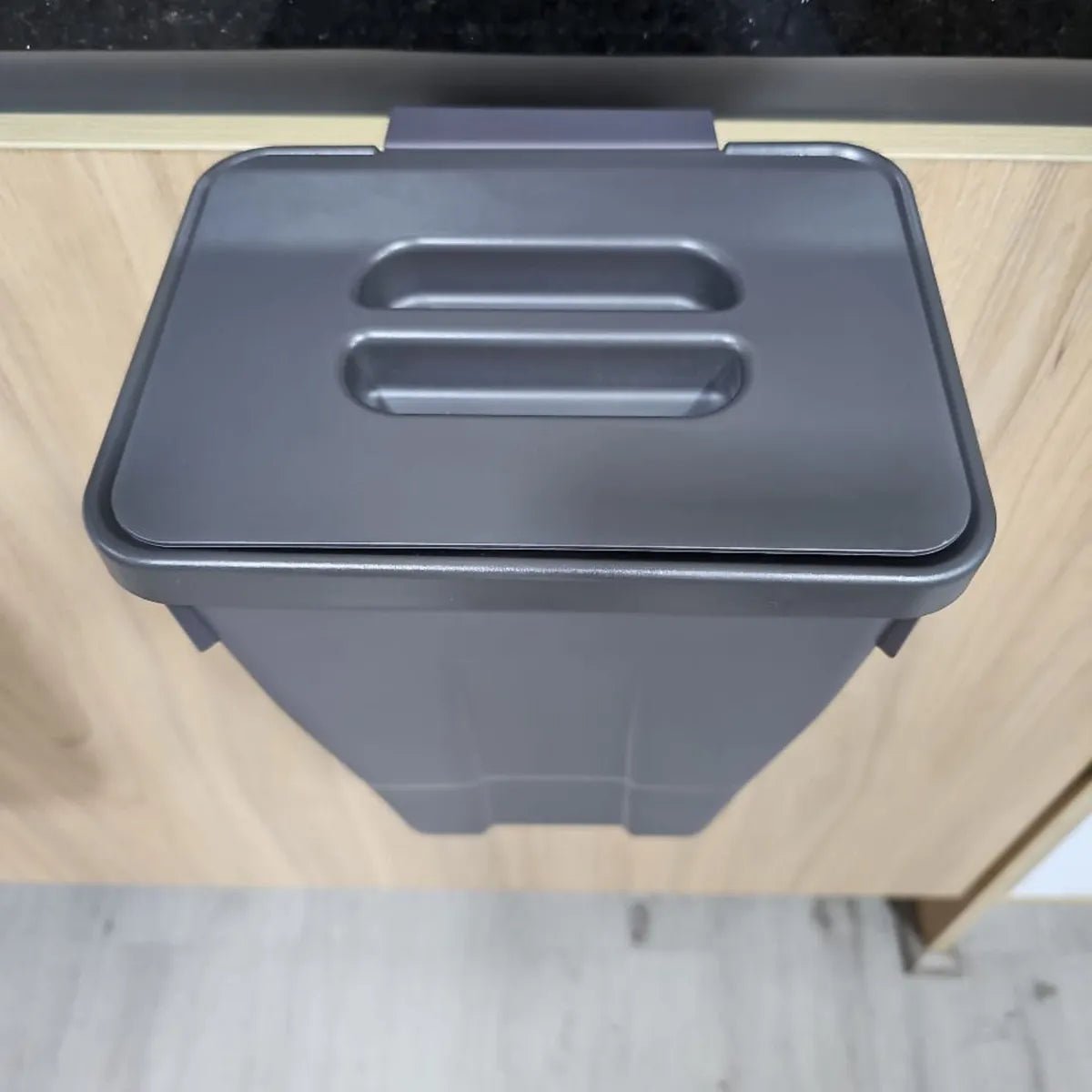 Basurero colgante con tapa desmontable (6 litros) - Om Panda Chile