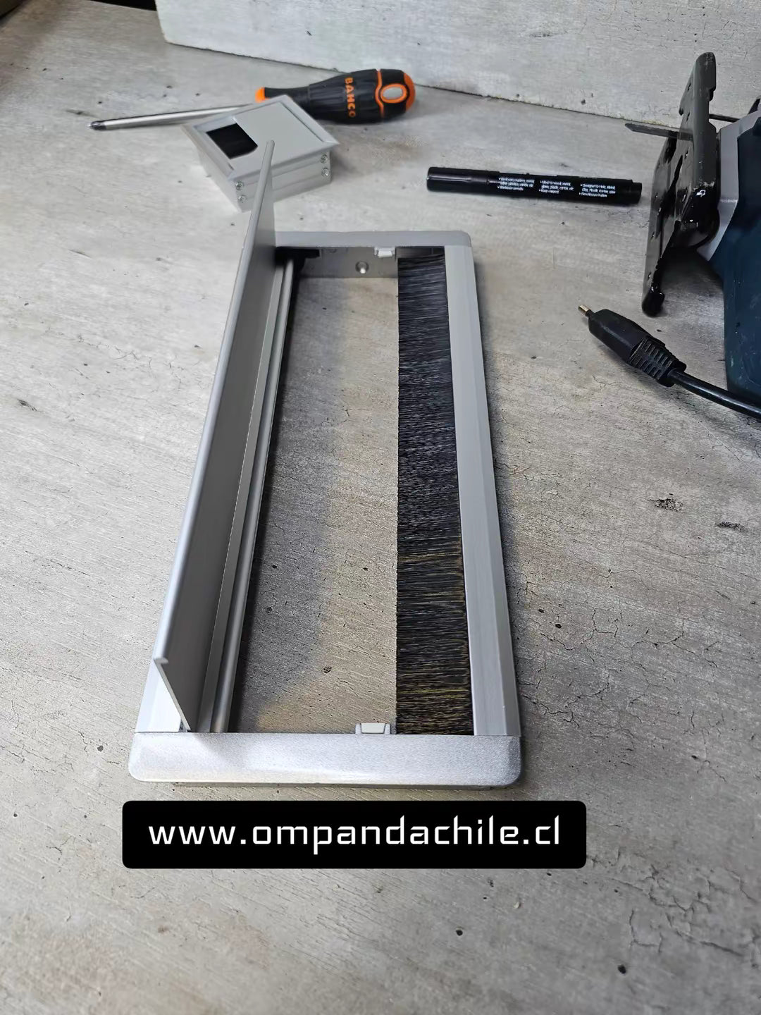 Pasacables Metálico 30 X 13 Cm Cierre Suave