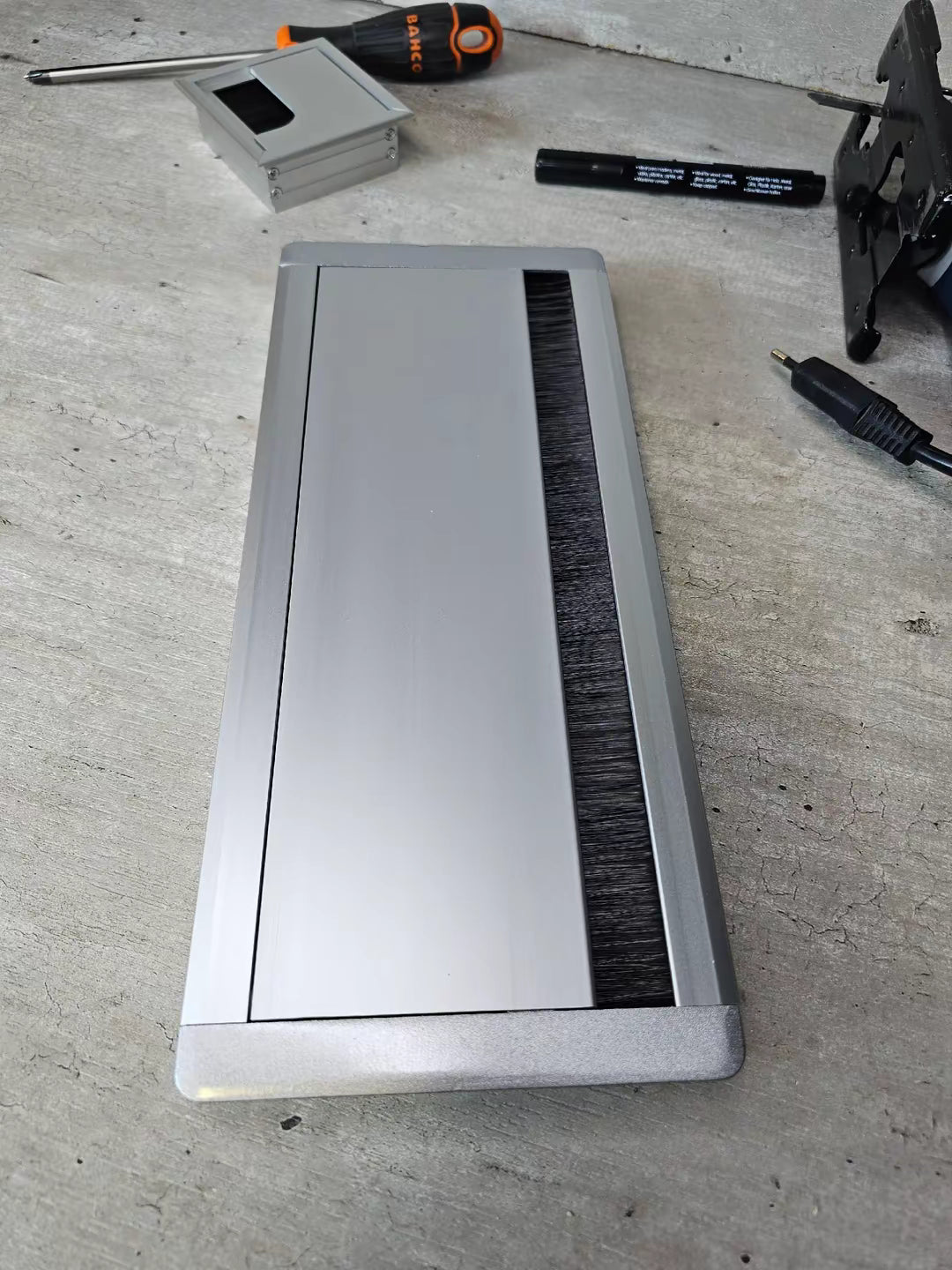 Pasacables Metálico 30 X 13 Cm Cierre Suave